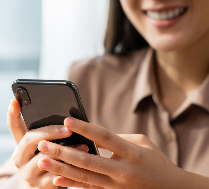 Mulher sorrindo no telefone